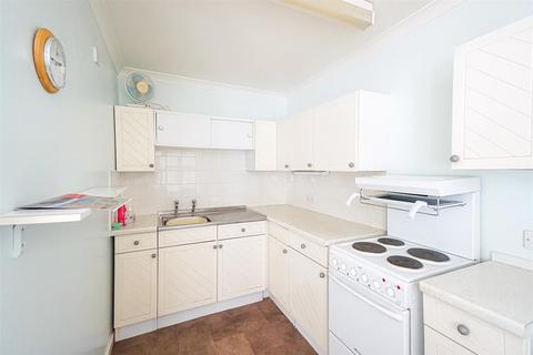 2 bedroom retirement property for sale, Holmesdale Gardens, Hastings