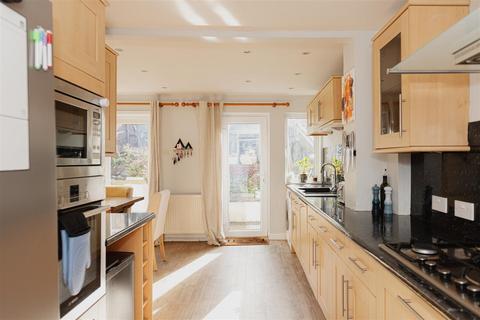 Nutfield - 3 bedroom end of terrace house for sale