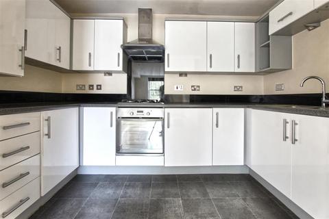2 bedroom apartment for sale, Bowsher Court, Ware - Two Double Bedrooms / Two Parking Spaces!