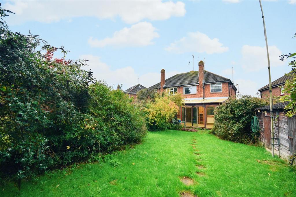 Clipstone Crescent Leighton Buzzard 3 Bed Semi Detached House £310 000