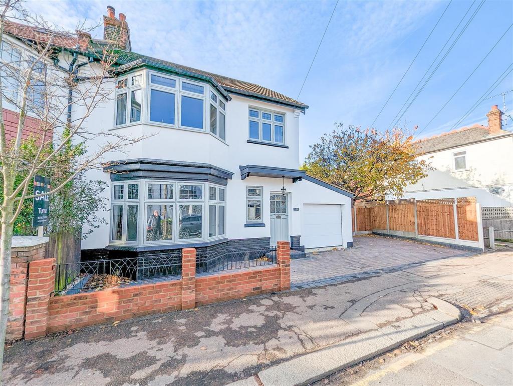 BEACH AVENUE, LeighOnSea 4 bed semidetached house £825,000