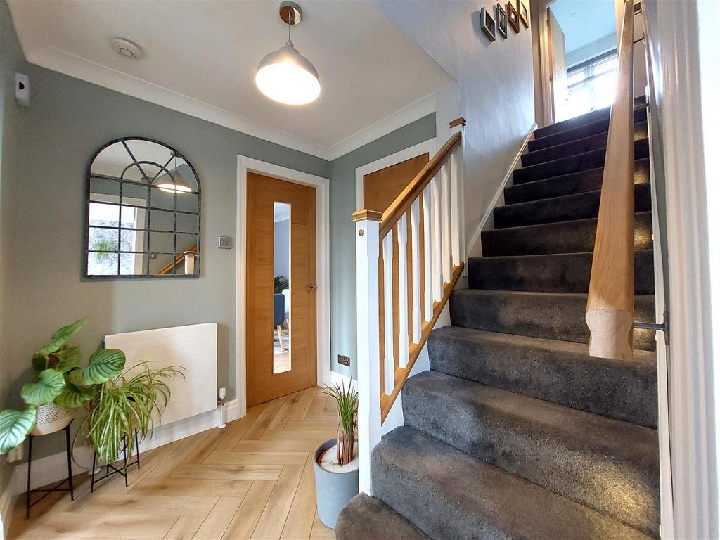 Hovingham Drive, Scarborough 4 bed detached house for sale £385,000