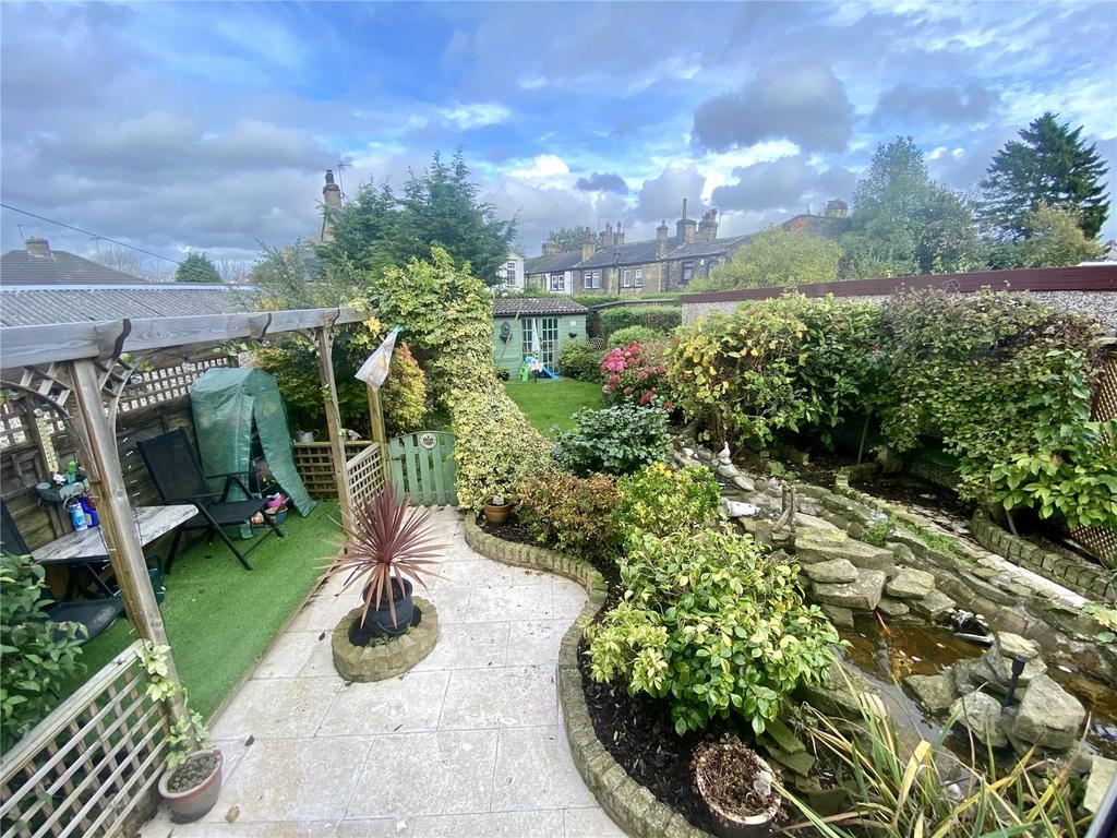 Acre Drive, Eccleshill, Bradford, BD2 3 bed semidetached house for