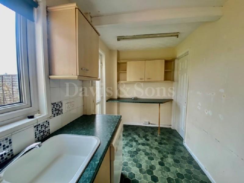 Maesglas Avenue, Off Cardiff Road, Newport. NP20 3BR 3 bed terraced