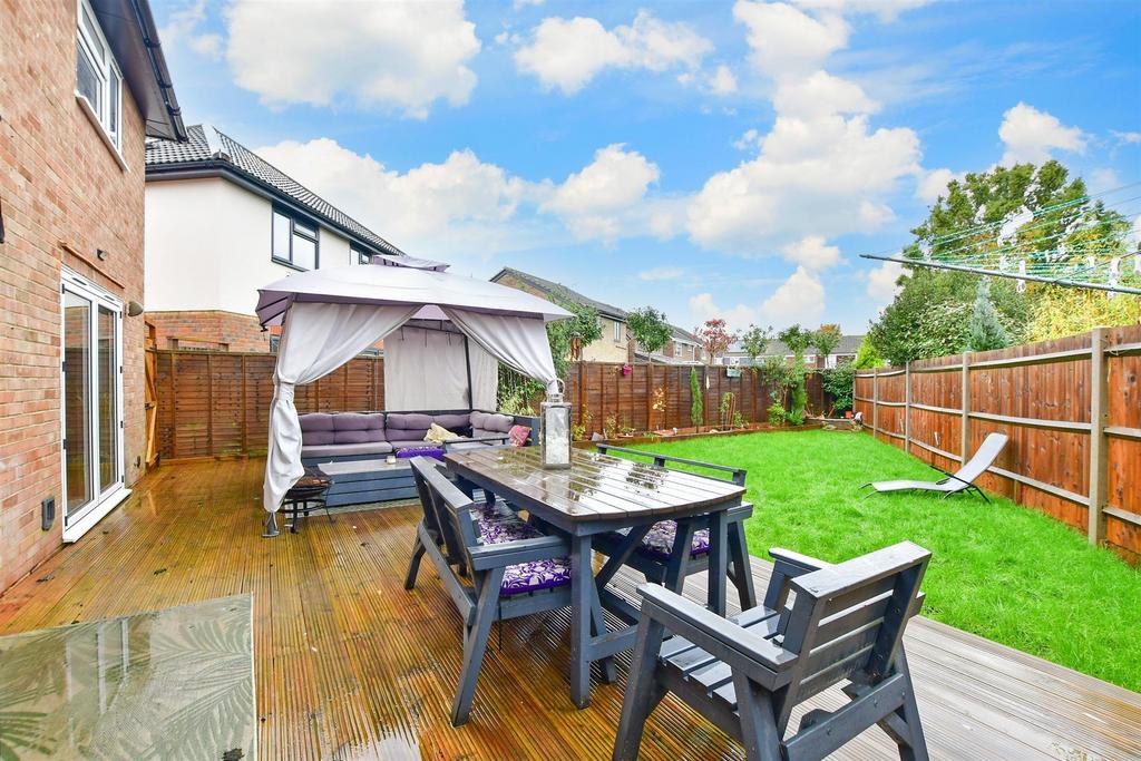 Benhams Drive, Horley, Surrey 4 bed detached house for sale £600,000