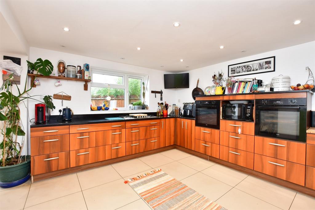 Benhams Drive, Horley, Surrey 4 bed detached house for sale £600,000