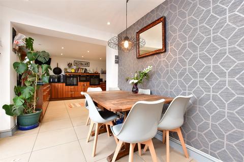 36 Benhams Drive, Horley, RH6 8QU