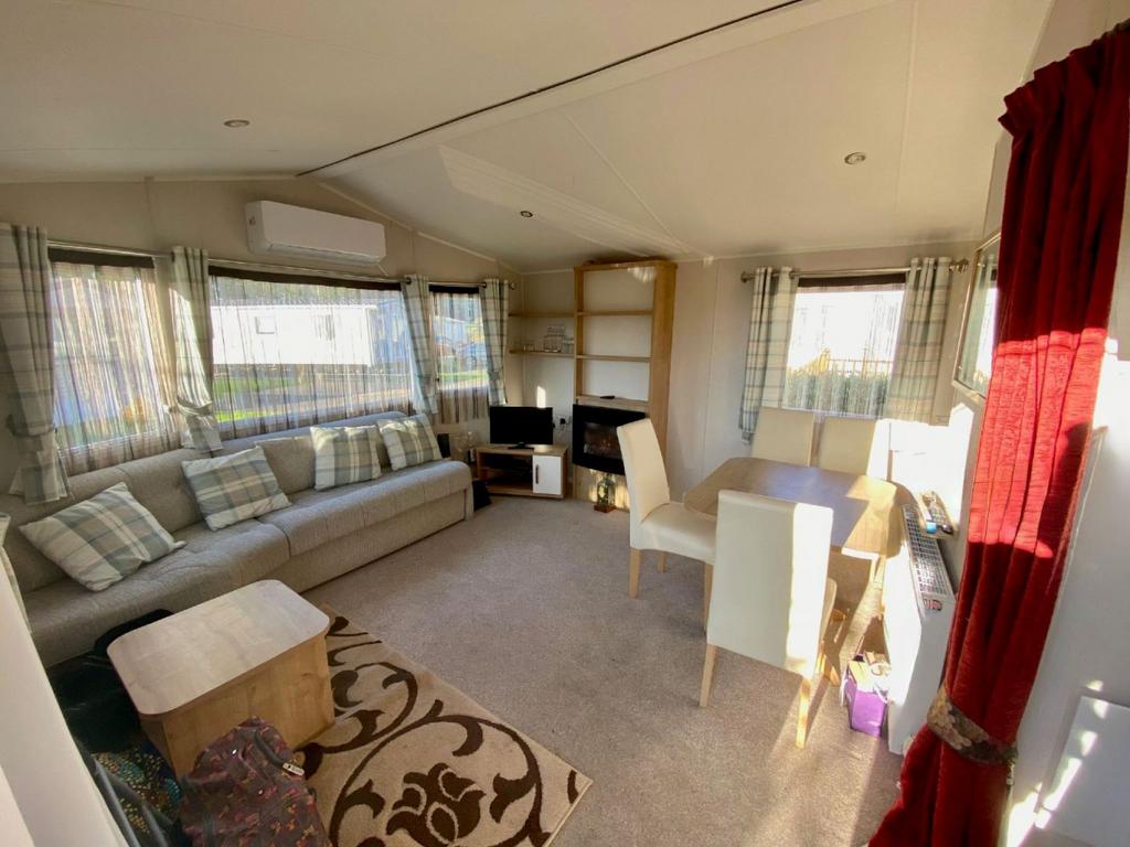 Woodpecker Rise, Overstone Lakes, Northampton NN6 0BD 2 bed park home