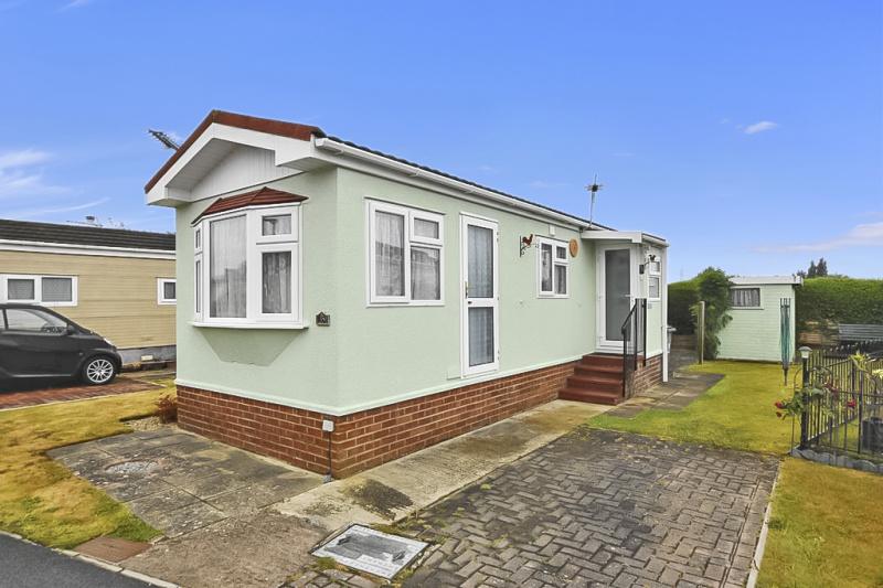 Weymans Avenue Kinson, Bournemouth BH10 7JU 2 bed park home for sale