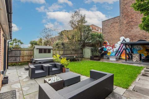 5 bedroom detached house to rent, Vallance Gardens Residence Holiday Home