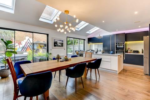 5 bedroom detached house to rent, Vallance Gardens Residence Holiday Home