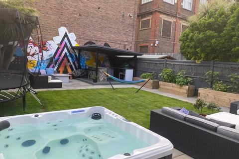 5 bedroom detached house to rent, Vallance Gardens Residence Holiday Home