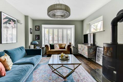 5 bedroom detached house to rent, Vallance Gardens Residence Holiday Home
