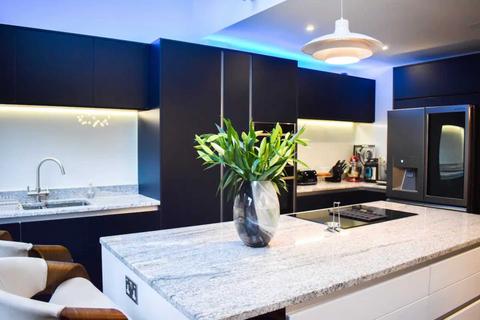 5 bedroom detached house to rent, Vallance Gardens Residence Holiday Home