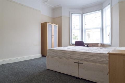 3 bedroom flat to rent, Grosvenor Gardens, Newcastle Upon Tyne