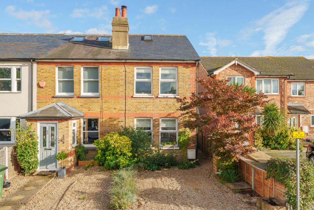 Pleasant Place, Hersham, WaltononThames, KT12 3 bed end of terrace