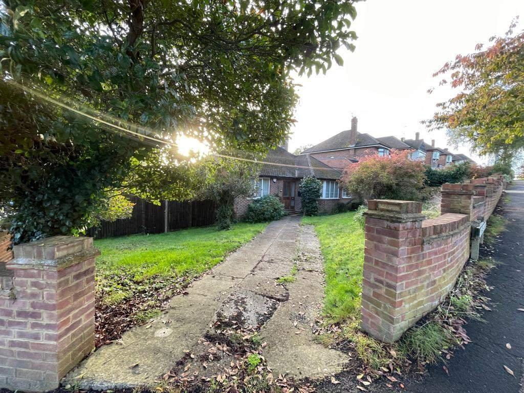 Newberries Avenue, Radlett, WD7 7EJ 3 bed detached bungalow for sale