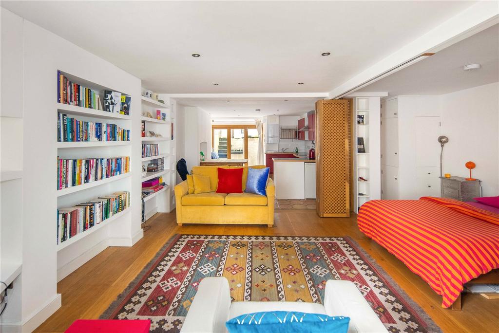 Living/Bedroom Area