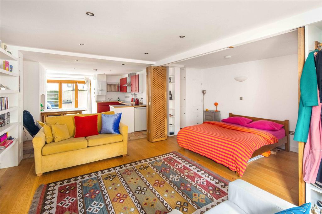 Living/Bedroom Area