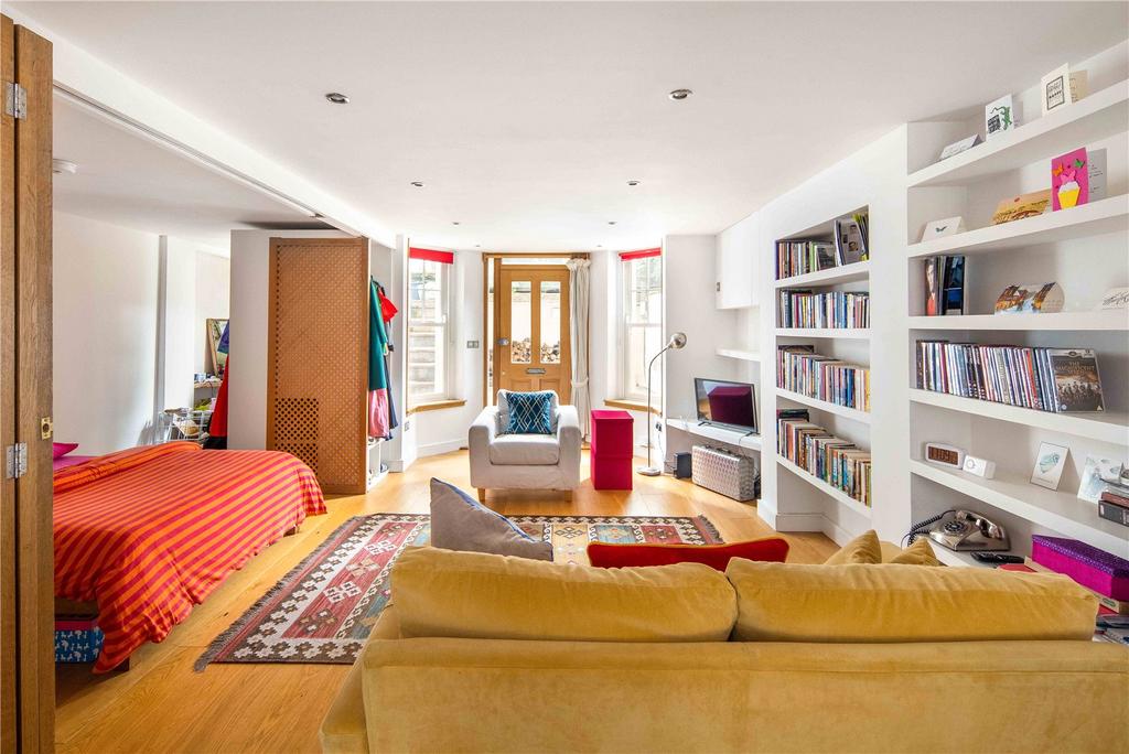 Living/Bedroom Area