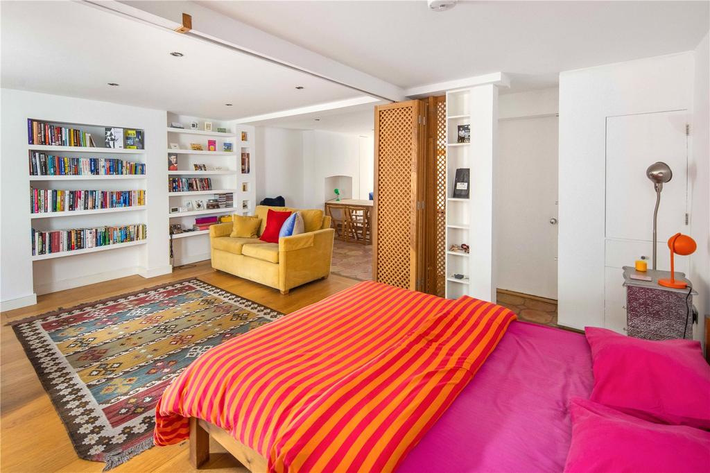 Living/Bedroom Area
