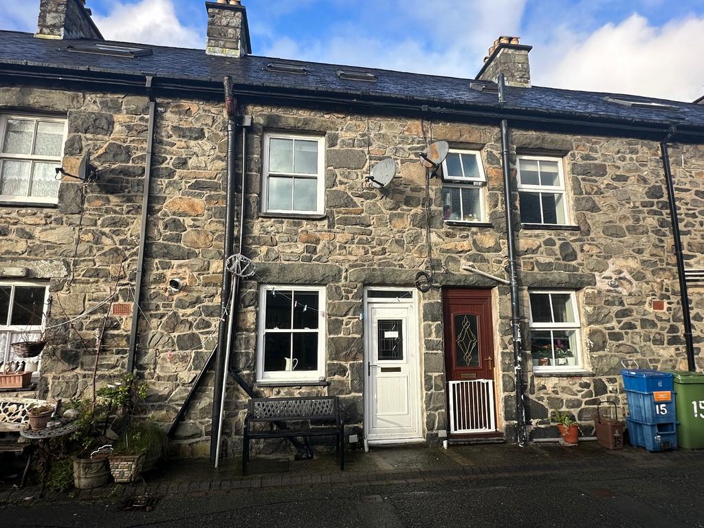 16 Cae Tanws, Dolgellau, LL40 1BH 3 bed terraced house for sale £159,950