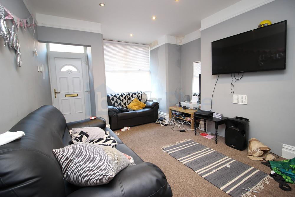 50 Queens Road, Hyde Park, Leeds LS6 6 bed terraced house to rent - £ ...