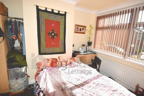 3 bedroom townhouse to rent - 20 Chestnut Grove, Hyde Park, Leeds LS6