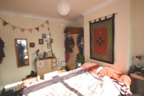 3 bedroom townhouse to rent - 20 Chestnut Grove, Hyde Park, Leeds LS6