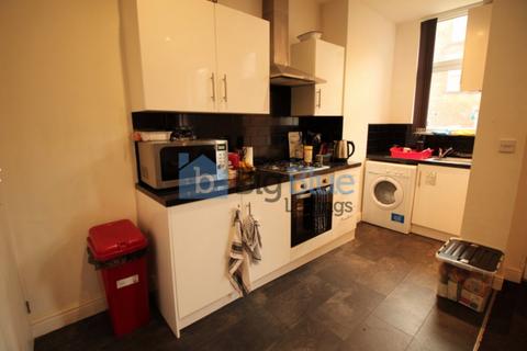 3 bedroom terraced house to rent, 17 Royal Park Terrace, Hyde Park, Leeds LS6