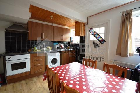 2 bedroom townhouse to rent, Park View Avenue, Burley, Leeds LS4