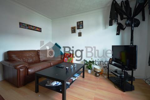 2 bedroom townhouse to rent, Park View Avenue, Burley, Leeds LS4