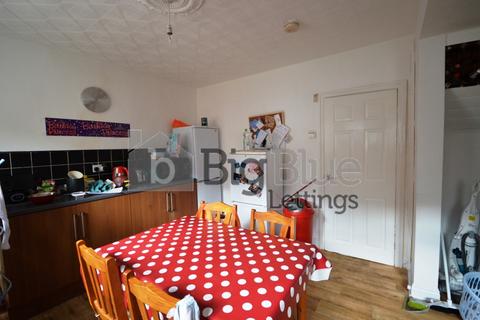 2 bedroom townhouse to rent, Park View Avenue, Burley, Leeds LS4