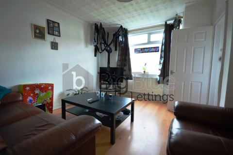 2 bedroom townhouse to rent, Park View Avenue, Burley, Leeds LS4