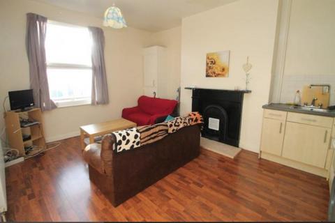 3 bedroom flat to rent, Flat 3, 39 Regent Park Terrace, Hyde Park, Leeds LS6