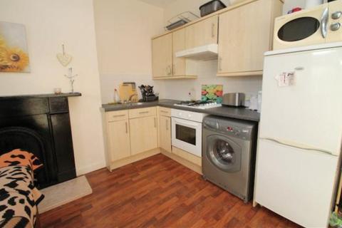 3 bedroom flat to rent, Flat 3, 39 Regent Park Terrace, Hyde Park, Leeds LS6