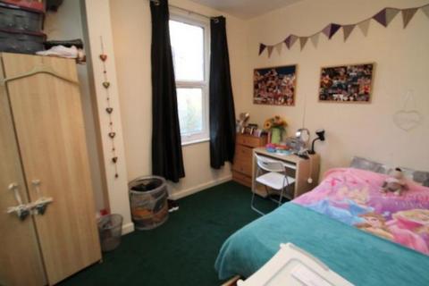 3 bedroom flat to rent, Flat 3, 39 Regent Park Terrace, Hyde Park, Leeds LS6