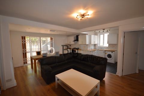 3 bedroom semi-detached house to rent, 26 Richmond Avenue, Hyde Park, Leeds LS6