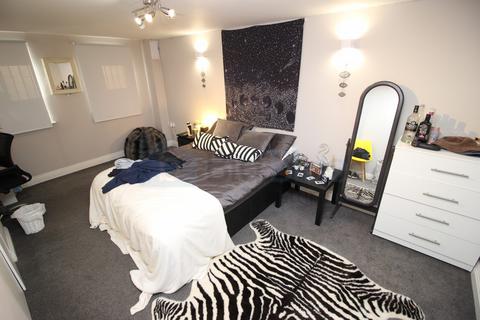 11 bedroom terraced house to rent, 15 Brudenell Road, Hyde Park, Leeds LS6