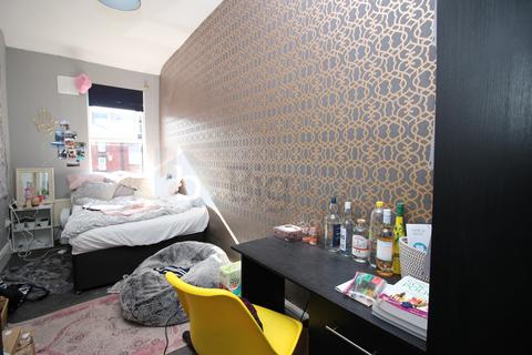 11 bedroom terraced house to rent, 15 Brudenell Road, Hyde Park, Leeds LS6