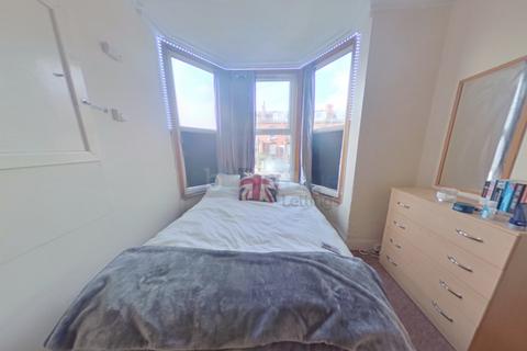 6 bedroom property to rent, 30 Royal Park Avenue, Hyde Park, Leeds LS6
