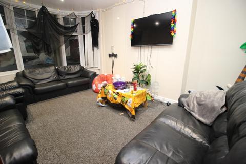 8 bedroom terraced house to rent, 4 St Michaels Villas, Headingley, Leeds LS6
