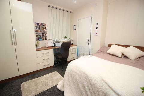 8 bedroom terraced house to rent, 4 St Michaels Villas, Headingley, Leeds LS6