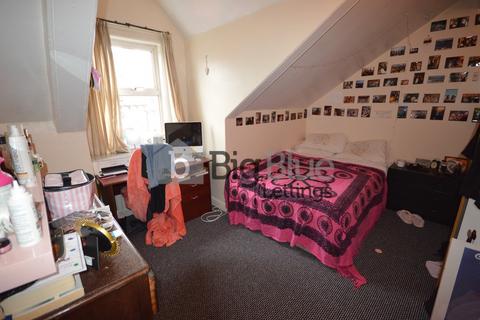 6 bedroom terraced house to rent, 7 Hessle Place, Hyde Park, Leeds LS6