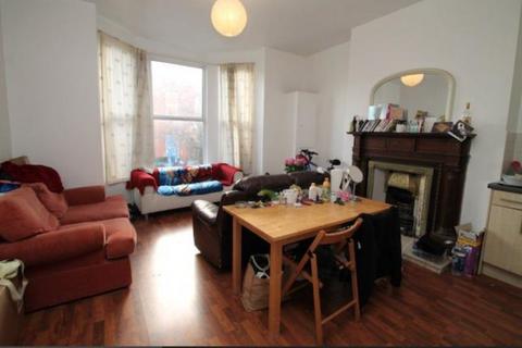 2 bedroom flat to rent, Flat 2, 39 Regent Park Terrace, Hyde Park, Leeds LS6