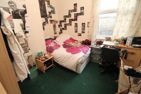 2 bedroom flat to rent, Flat 2, 39 Regent Park Terrace, Hyde Park, Leeds LS6