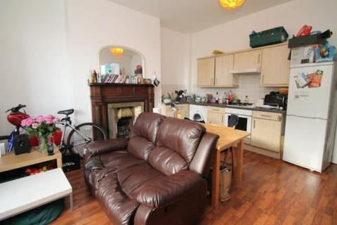 2 bedroom flat to rent, Flat 2, 39 Regent Park Terrace, Hyde Park, Leeds LS6