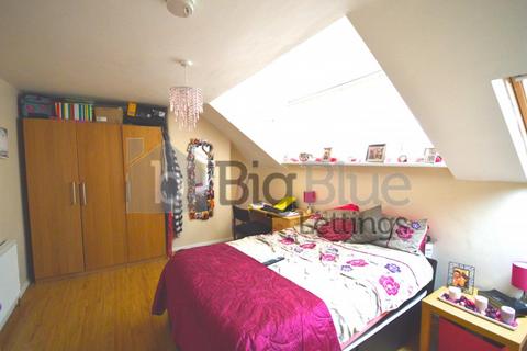 2 bedroom terraced house to rent, 14 Royal Park Avenue, Hyde Park, Leeds LS6