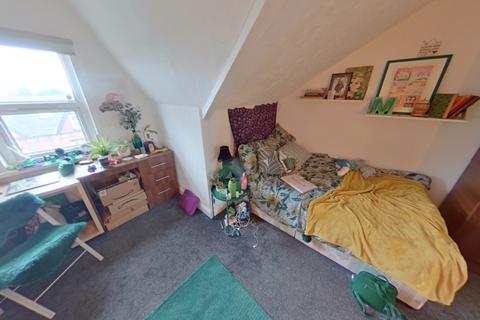 6 bedroom terraced house to rent, 23 Richmond Mount, Hyde Park, Leeds LS6