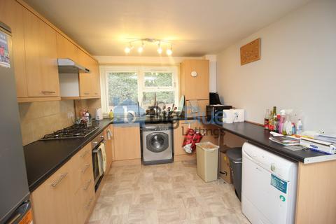 3 bedroom terraced house to rent, 11 Kendal Close, Close to Uni, Leeds LS3